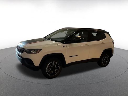 Used 2025 Jeep Compass Trailhawk AWD/4WD image 7