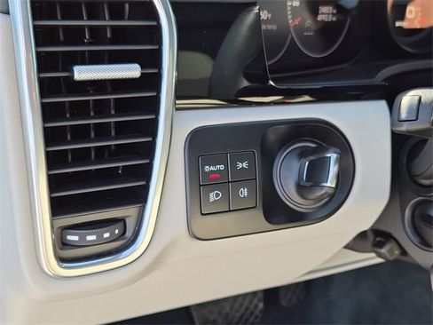 Used 2022 Porsche Cayenne Platinum Edition image 24