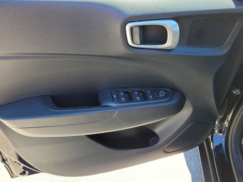 Used 2022 Hyundai Venue SEL image 23