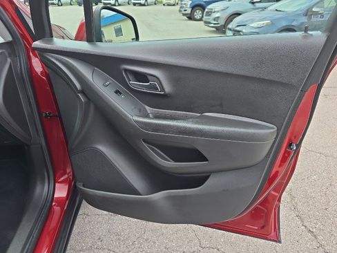 Used 2022 Chevrolet Trax LT w/ LT Convenience Package image 38