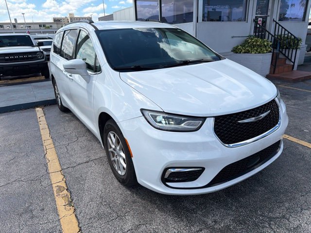 Used 2022 Chrysler Pacifica Touring-L FWD image 3