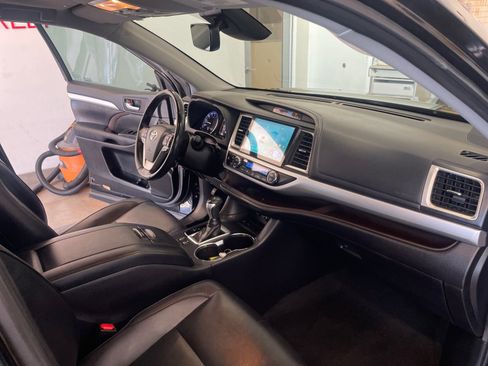 Used 2019 Toyota Highlander XLE FWD image 30