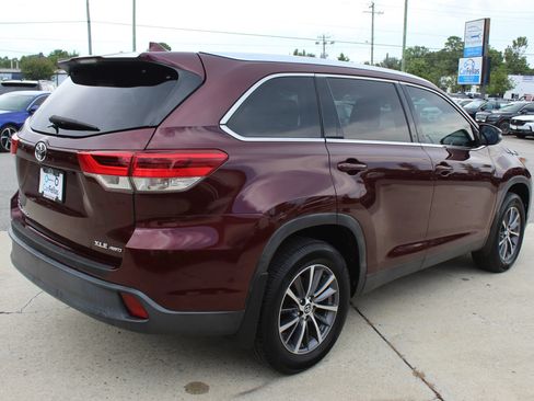 Used 2019 Toyota Highlander XLE AWD/4WD image 5