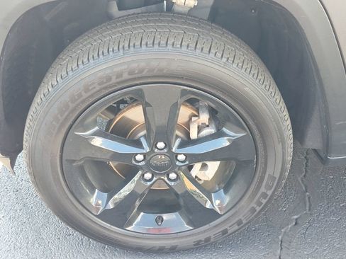 Used 2025 Jeep Grand Cherokee Altitude AWD/4WD image 9