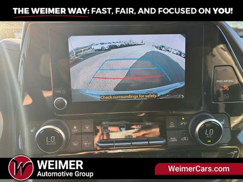 Used 2023 Toyota Highlander XLE AWD/4WD image 19