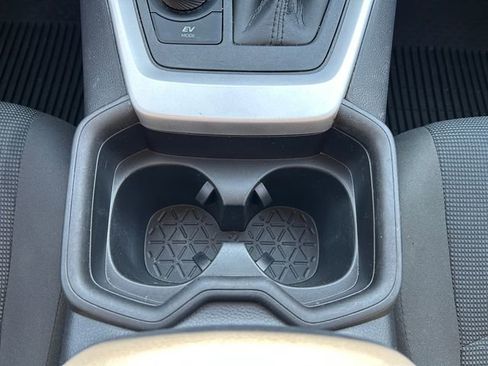 Used 2021 Toyota RAV4 LE image 21