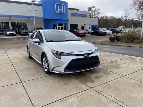 Used 2020 Toyota Corolla LE image 2
