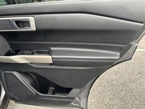 Used 2022 Ford Explorer XLT w/ Equipment Group 202A image 16