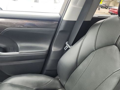 Used 2021 Toyota Highlander Limited image 19