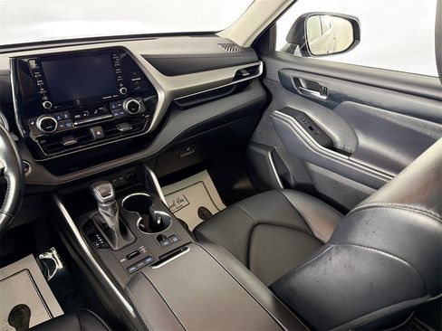 Used 2022 Toyota Highlander XLE image 20