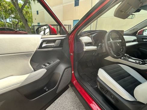 Used 2025 Mitsubishi Outlander SE FWD image 15