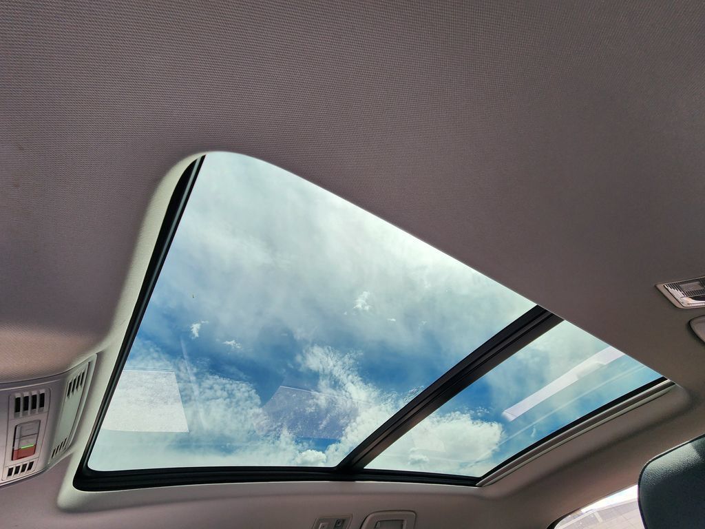 Certified 2023 Volkswagen Taos SE w/ Panoramic Sunroof Package AWD/4WD image 21