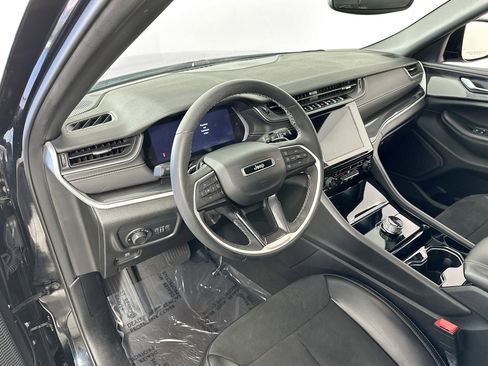 Used 2023 Jeep Grand Cherokee L Laredo image 9