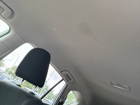 Used 2018 Toyota RAV4 LE FWD image 27