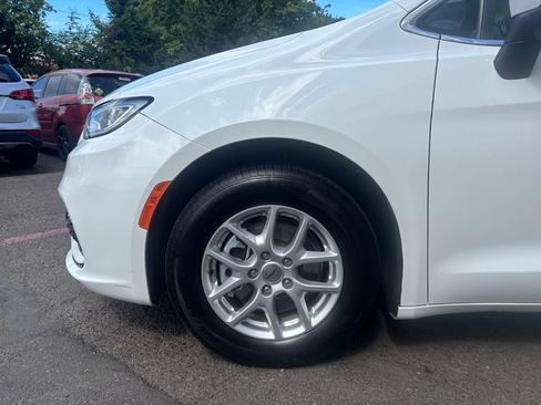 Used 2023 Chrysler Pacifica Touring-L FWD image 11