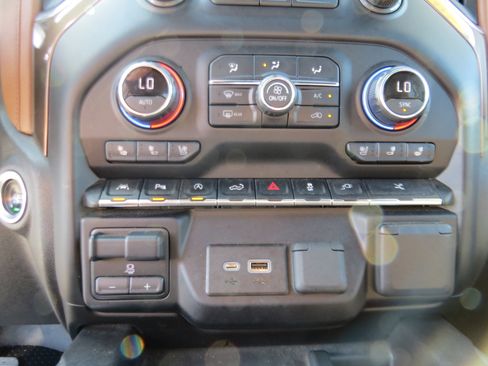 Used 2020 Chevrolet Silverado 1500 High Country w/ Technology Package AWD/4WD image 31