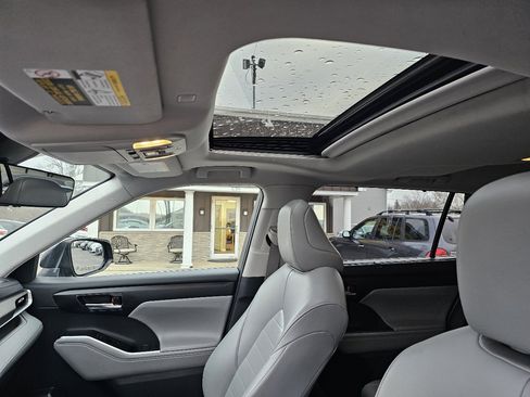 Used 2020 Toyota Highlander XLE image 11