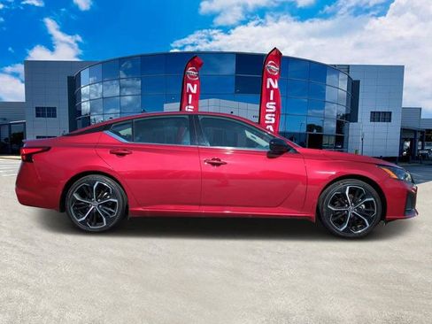 Certified 2023 Nissan Altima 2.5 SR w/ SR Premium Package FWD image 2