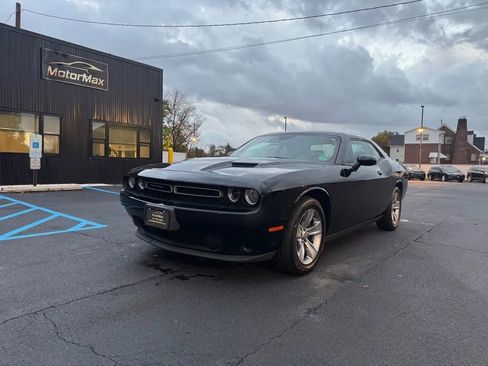 Used 2016 Dodge Challenger SXT image 1