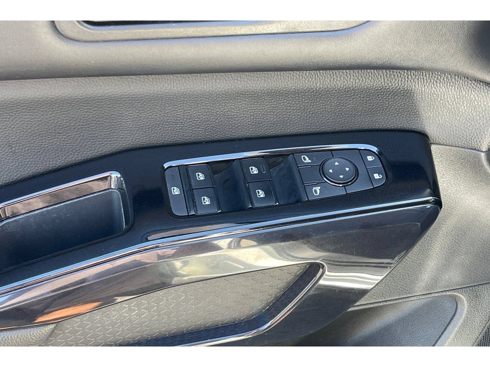 Used 2022 Nissan Pathfinder SV FWD image 13