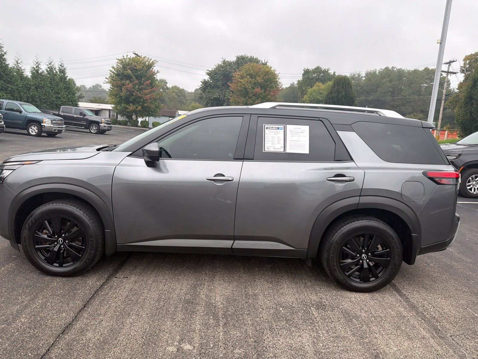 Used 2022 Nissan Pathfinder SL AWD/4WD image 2