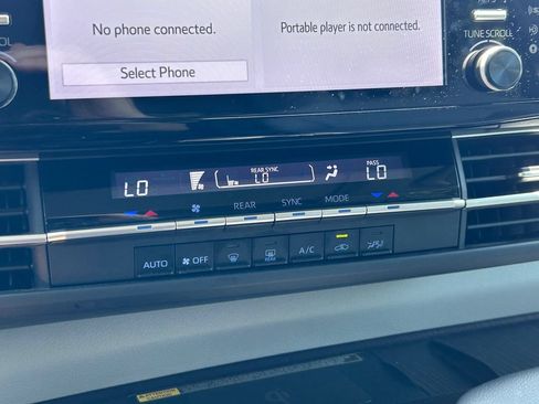 Used 2023 Toyota Sienna LE w/ LE Plus Package FWD image 32