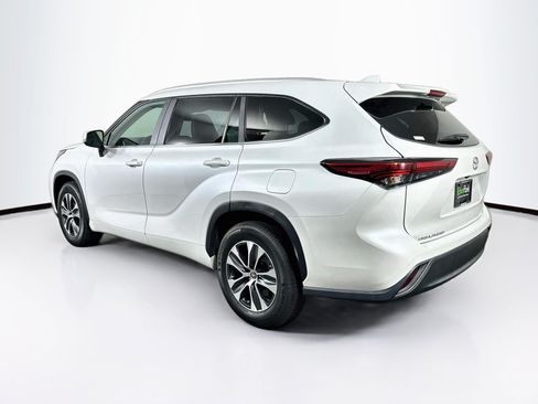 Used 2023 Toyota Highlander XLE FWD image 5