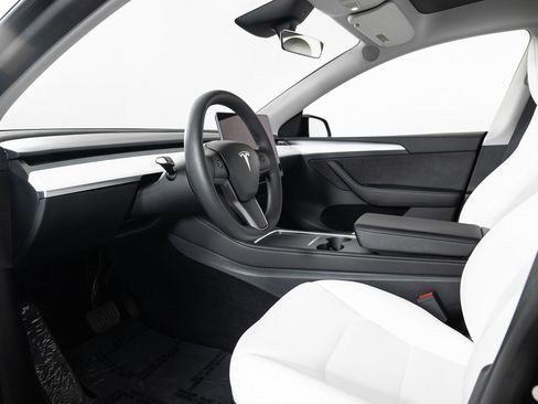 Used 2023 Tesla Model Y Long Range image 13