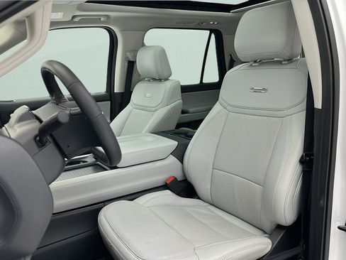 Used 2025 Ford Expedition Platinum AWD/4WD image 14