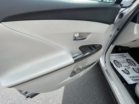 Used 2014 Toyota Venza LE w/ LE Convenience Package FWD image 11