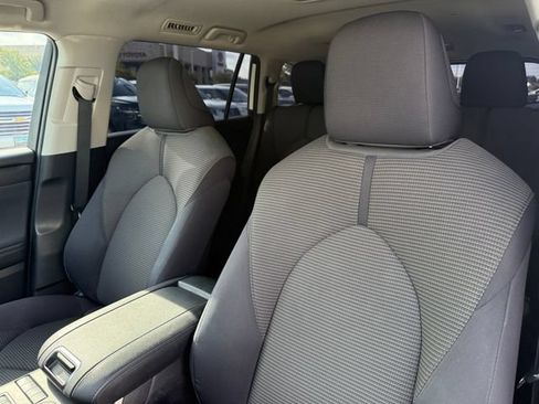 Used 2021 Toyota Highlander LE FWD image 14
