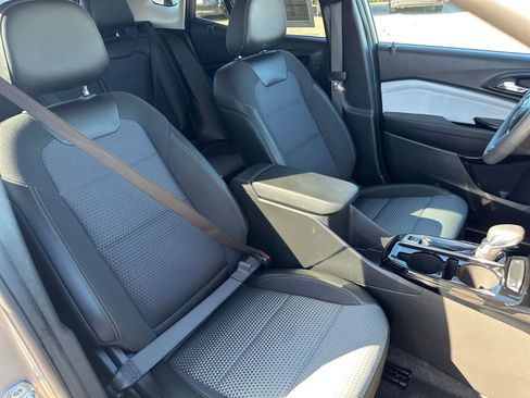 Used 2025 Chevrolet Trax LT image 36