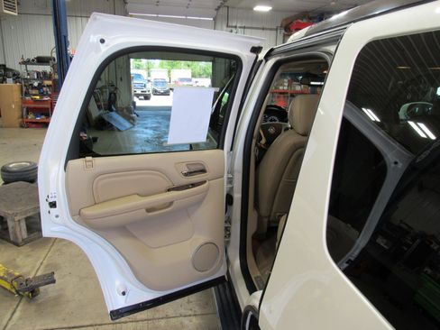 Used 2010 Cadillac Escalade Luxury AWD/4WD image 27