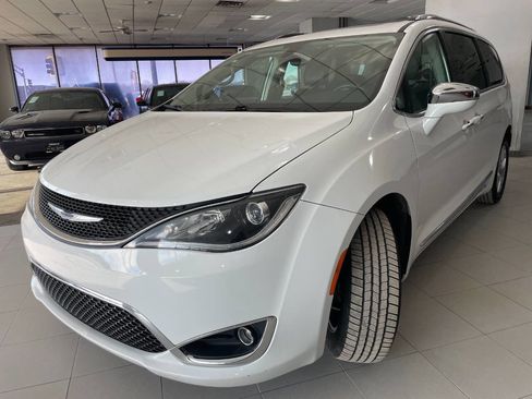 Used 2020 Chrysler Pacifica Limited image 3