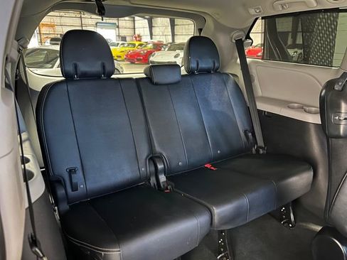 Used 2019 Toyota Sienna SE Premium image 34