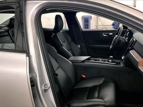 Used 2022 Volvo S60 B5 Momentum w/ Advanced Package image 7
