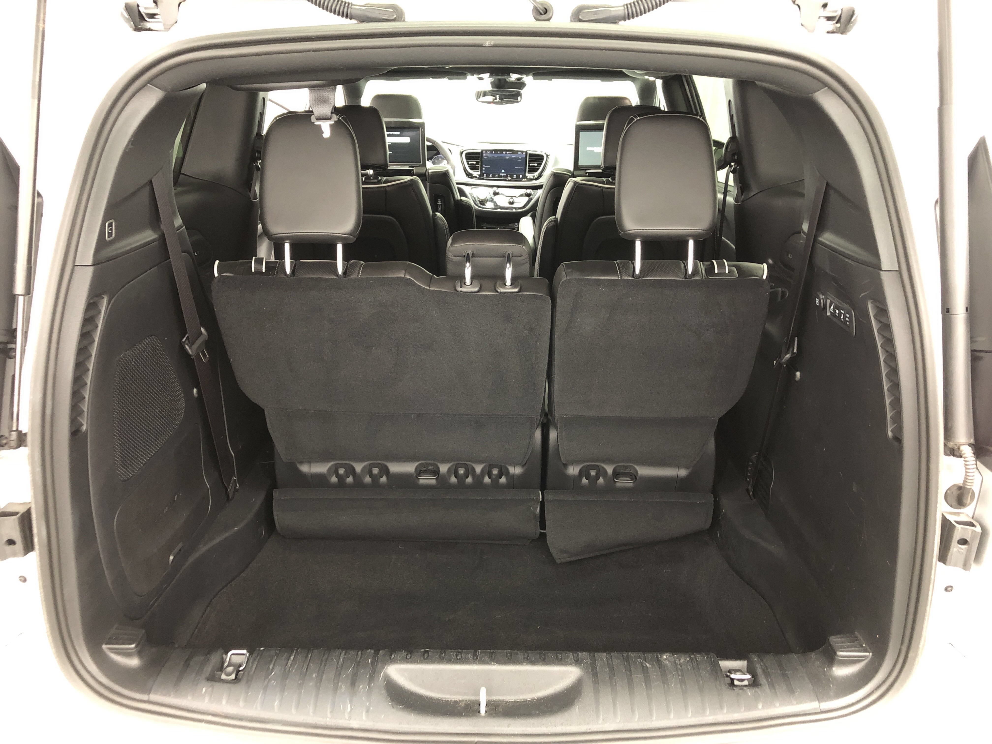 Used 2024 Chrysler Pacifica Limited w/ Uconnect Theater Family Group FWD image 7