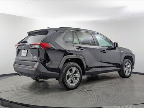 Used 2021 Toyota RAV4 LE AWD/4WD image 8