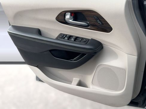 Used 2023 Chrysler Pacifica Limited image 12