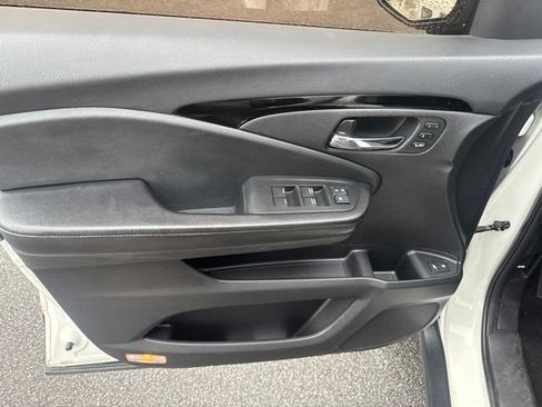 Used 2017 Honda Pilot Touring image 19