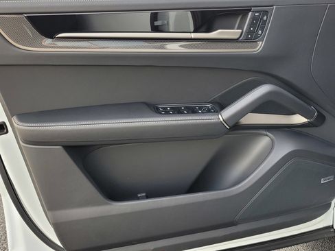 New 2025 Porsche Cayenne Turbo AWD/4WD image 18