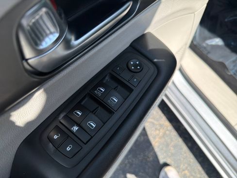 Used 2021 Chrysler Pacifica Touring-L FWD image 13