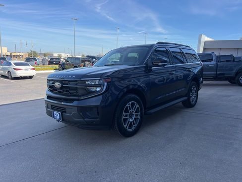 New 2026 Ford Expedition Active image 3