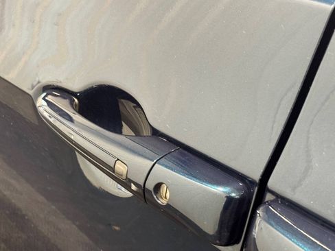 Used 2023 Chrysler Pacifica Touring-L FWD image 6