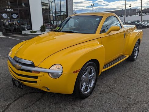 Used 2004 Chevrolet SSR w/ Preferred Equipment Group RWD image 2