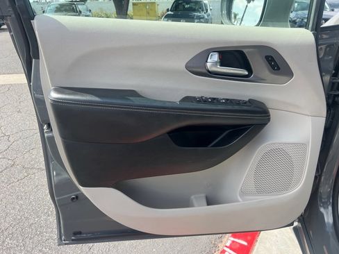 Used 2022 Chrysler Pacifica Touring-L FWD image 30
