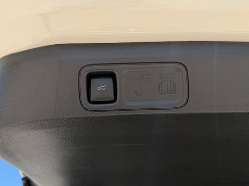 Used 2024 Lincoln Navigator L Reserve AWD/4WD image 9