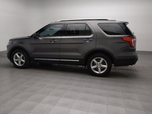 Used 2018 Ford Explorer XLT image 3