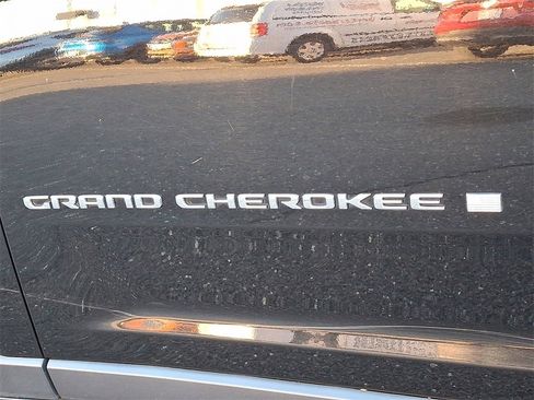 Used 2023 Jeep Grand Cherokee L Laredo image 31