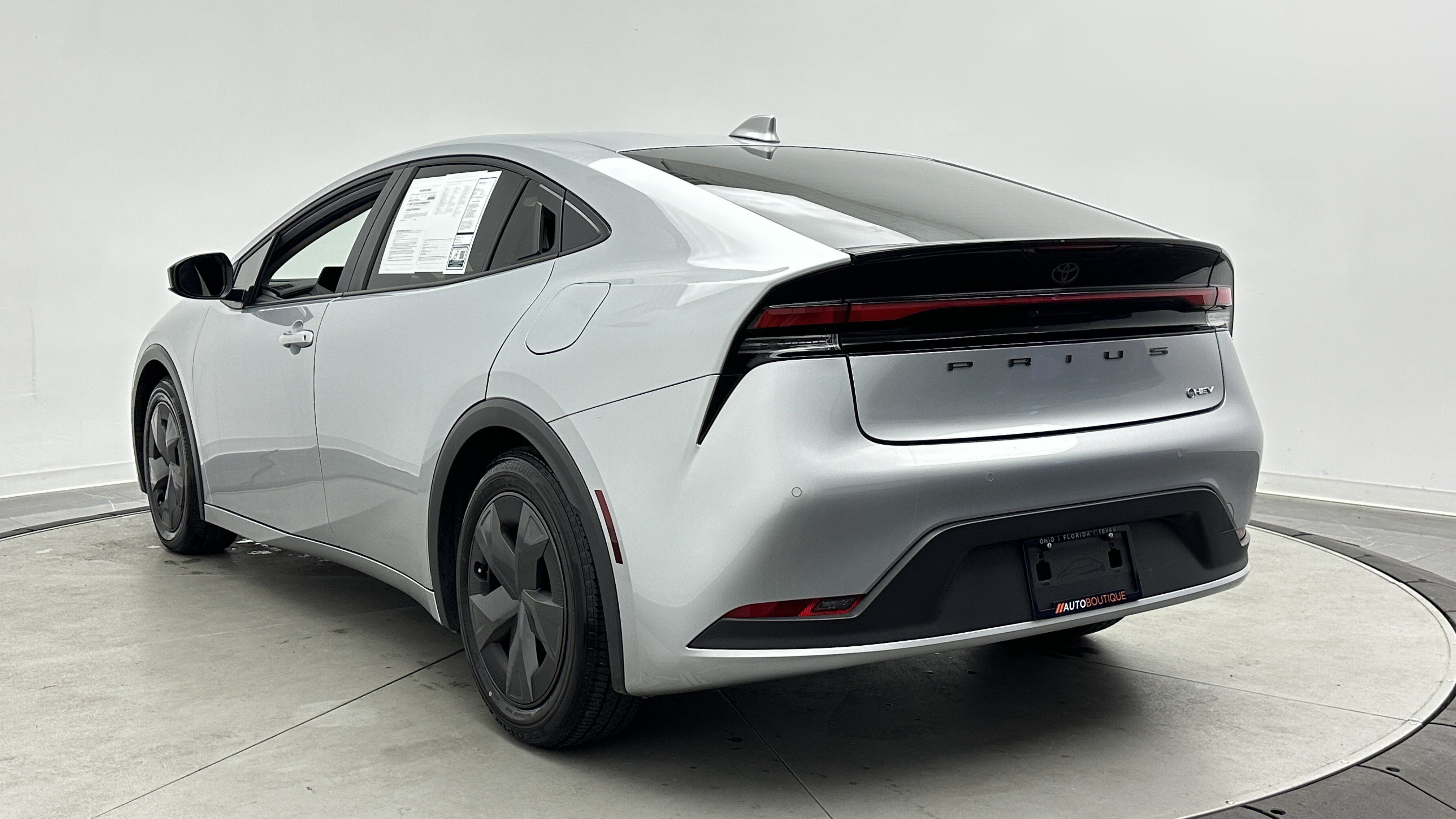 Used 2025 Toyota Prius LE FWD image 5